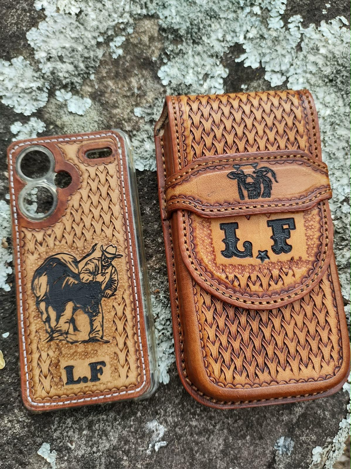 Conjunto de capinha e porta-celular combinando
