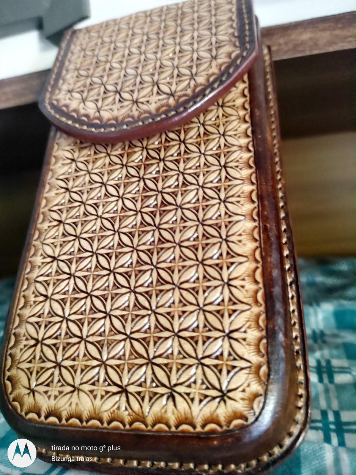 Porta-celular artesanal em couro