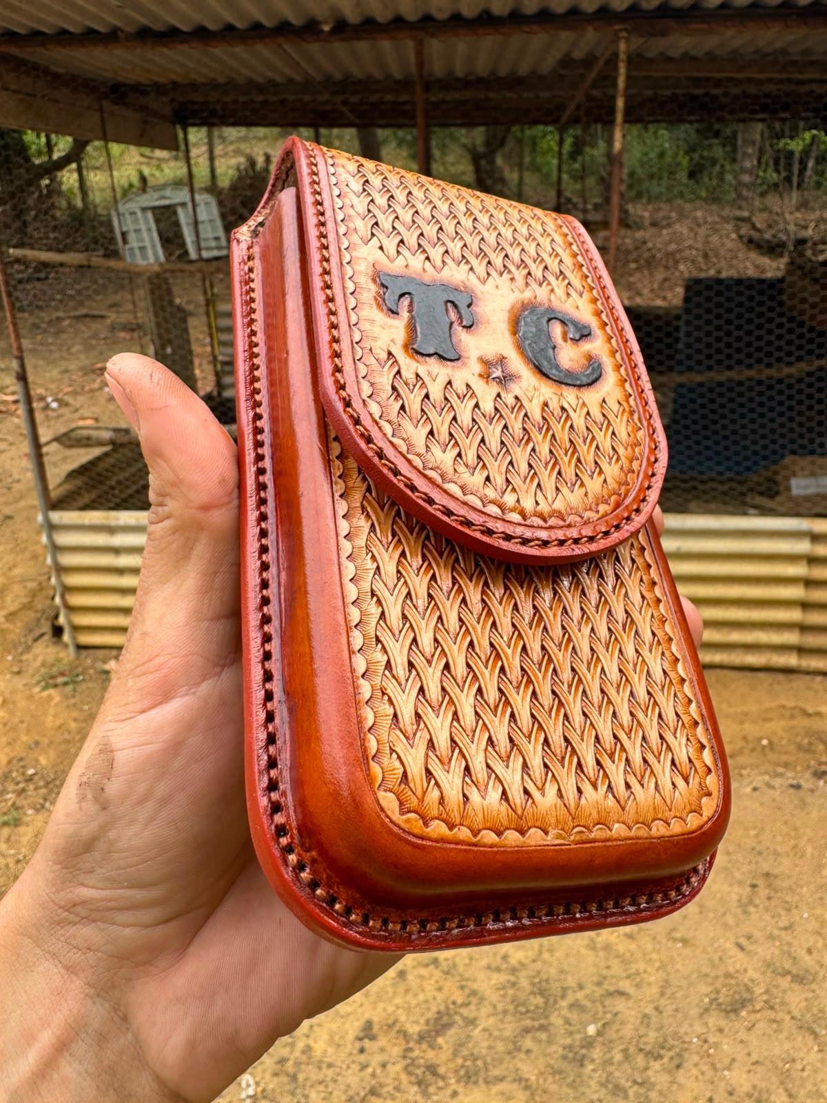 Porta-celular de couro trançado